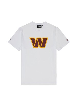 T-shirt blanc à manches courtes avec une grande lettre "W" bordeaux et jaune en contour sur le devant, col rond et petits logos sur les manches.
