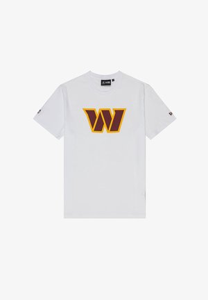 T-shirt blanc à manches courtes avec une grande lettre "W" bordeaux et jaune en contour sur le devant, col rond et petits logos sur les manches.
