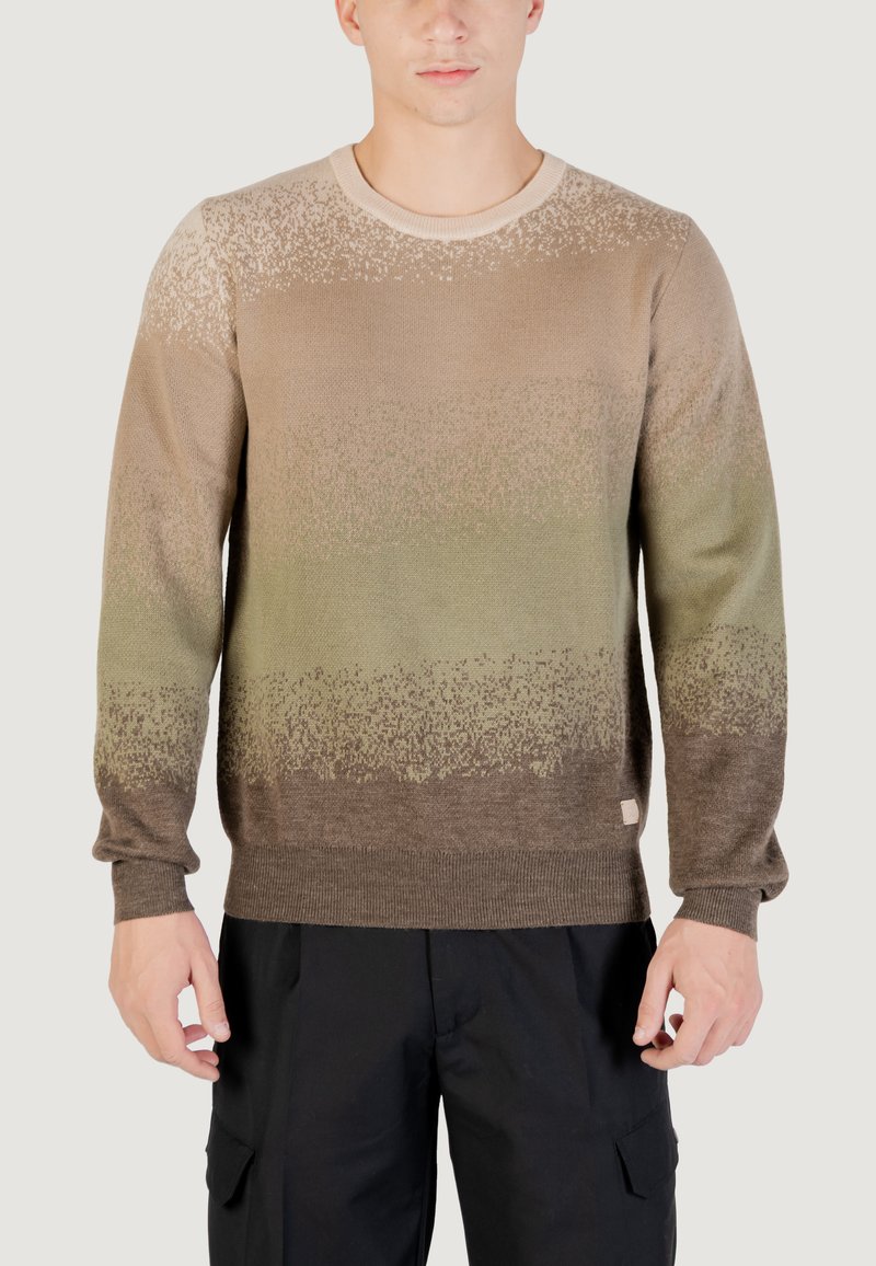 Pull en maille à dégradé marron et vert avec un col rond, des poignets et un ourlet côtelés, comportant un motif texturé et un petit logo en accent.