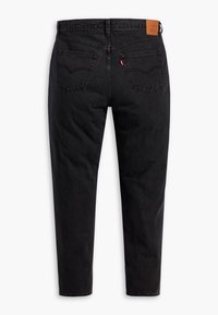 Černé džíny z denimu s volnějším střihem, s koženou záplatou na zadní straně a dvěma zadními kapsami se šitými detaily.