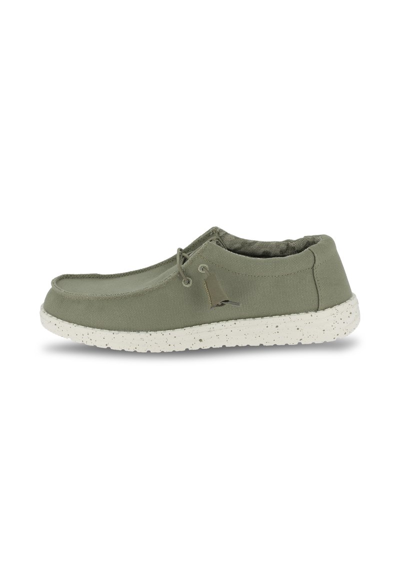 Scarpa in tela verde con design stringato, suola bianca maculata e fodera interna texturizzata. Presenta un logo discreto sul lato.
