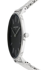 Orologio tondo in tonalità argento con quadrante nero, cinturino in maglia argentata e indicatori orari minimalisti. Caratterizzato da una corona e un design sottile.