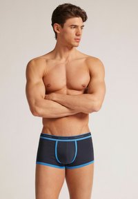 Herren Boxershorts aus dunkelblauem Baumwollstoff mit hellblauen Akzenten, die eine enge Passform, einen elastischen Bund und Nahtdetails für zusätzlichen Komfort bieten.