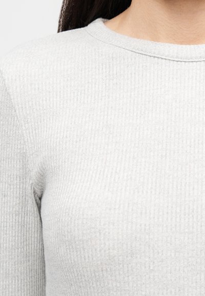 Helehall halli pikkade varrukatega särk paindliku kaelusega ja soonilise tekstuuriga, millel on keha järgiv lõige ja sile viimistlus.