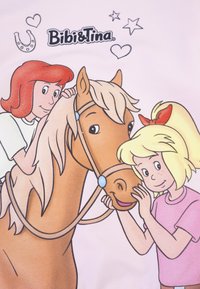 T-shirt grafico di Bibi & Tina che presenta due ragazze dei cartoni animati con capelli rossi e biondi, un cavallo marrone con criniera chiara, su uno sfondo rosa.