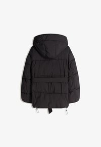 Svart puffjacka med huva, med vadderade sektioner, en smalnad midja med dragsko och stoppare i nederkanten. Slätt, lättviktsmaterial.