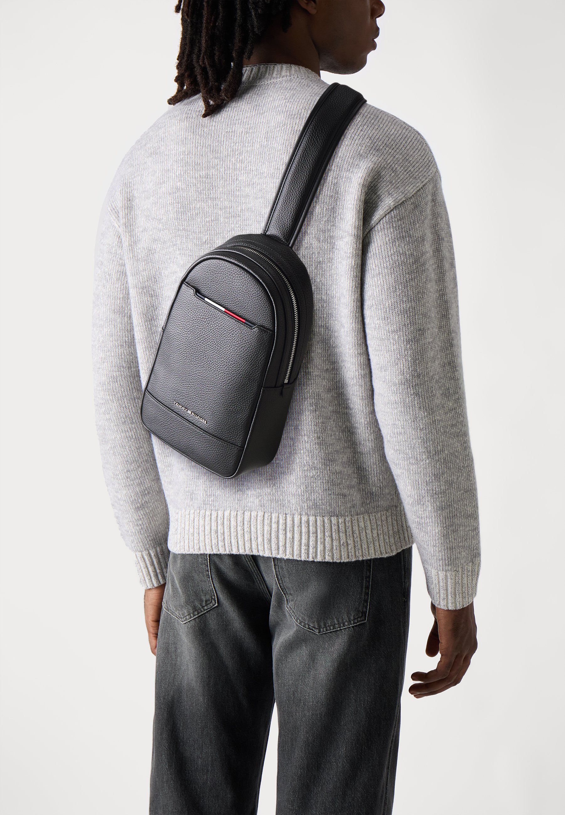 Tommy Hilfiger CENTRAL SLING BAG - Cross body bag - black - Zalando