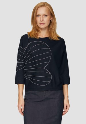 Sweat à capuche noir avec des manches 3/4, présentant un design à motif linéaire blanc. Fabriqué à partir d'un tissu texturé, il a une coupe décontractée et un ourlet arrondi.