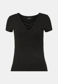 Schwarzes T-Shirt mit V-Ausschnitt und gekreuztem Detail am Ausschnitt. Kurze Ärmel und eine taillierte Passform aus einem glatten, weichen Stoff.