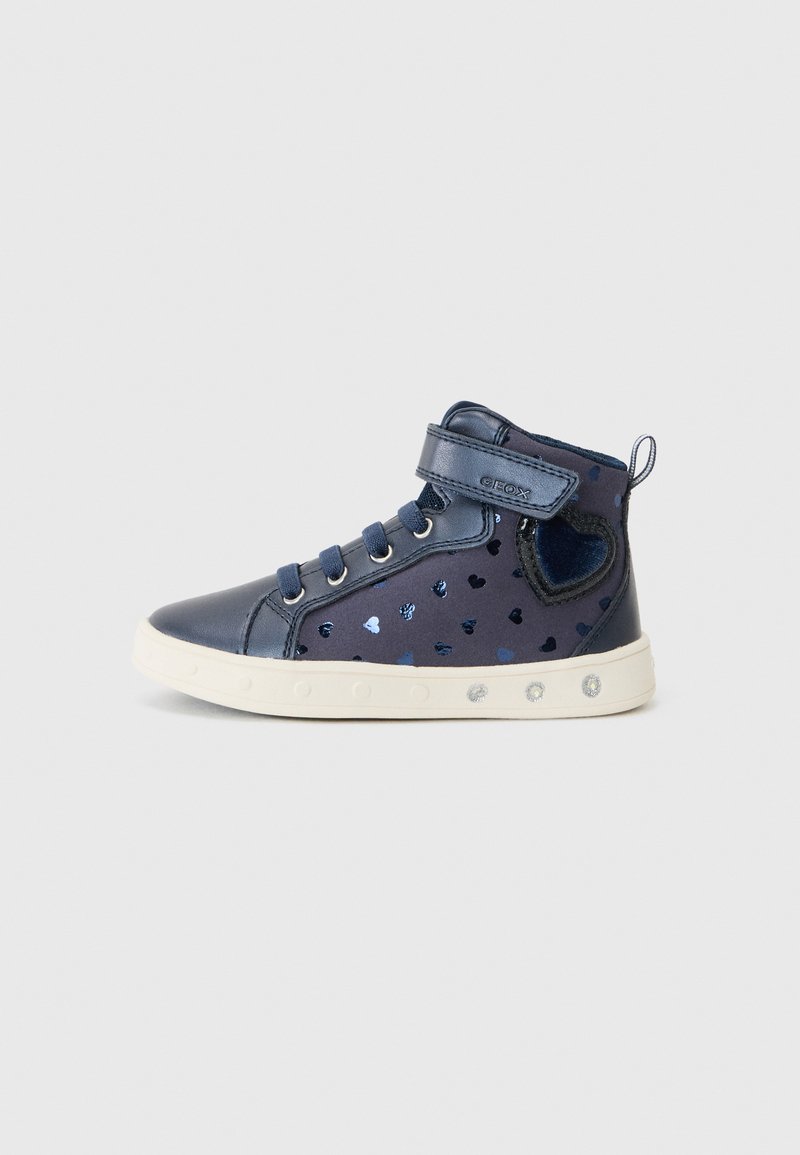 Marineblauer Sneaker mit einem hochgeschnittenen Design, aus Leder und Stoffmaterialien, herzförmigen Pailletten und einem Klettverschluss über den Schnürsenkeln. Weiße Sohle.