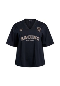Sort bomulds T-shirt med korte ærmer, V-udskæring, og "RACING" trykt i stor beige skrift, med yderligere logo detaljer.