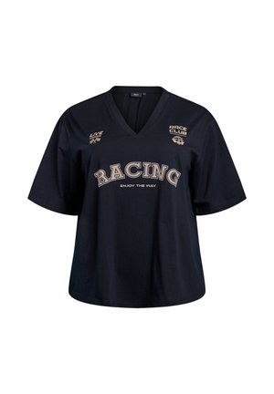 T-shirt en coton noir à manches courtes, col en V, avec "RACING" imprimé en grandes lettres beiges, comportant des détails de logo supplémentaires.