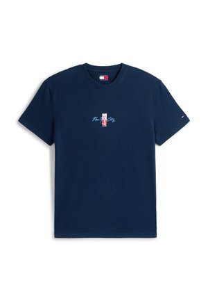 T-shirt à manches courtes bleu marine avec texte "New York City" et graphique rouge-blanc centré sur la poitrine, col rond, petit logo sur la manche gauche.