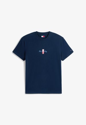 Camiseta de manga corta azul marino con texto "New York City" y gráfico en rojo y blanco centrado en el pecho, cuello redondo, pequeño logotipo en la manga izquierda.