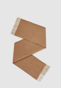 Brun tørklæde lavet af blødt materiale, med lette frynser i begge ender og en glat tekstur. Vinklet design med en foldet udseende.