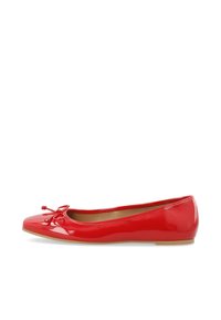 Ballerines en vernis rouge avec un bout arrondi, un nœud décoratif sur le bout, et une finition lisse. Doublure intérieure douce et semelle discrète.
