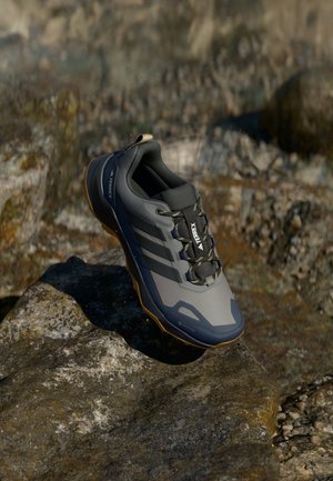 Adidas Terrex SKYCHASER AX5 GTX - Vaelluskengät - grey four/carbon/shadow navy
