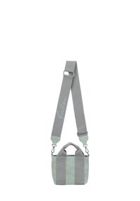 Mini bolso con un cuerpo texturizado en verde y correas grises. Incluye un asa en la parte superior y una correa ajustable. Presenta un logo sutil en la correa.