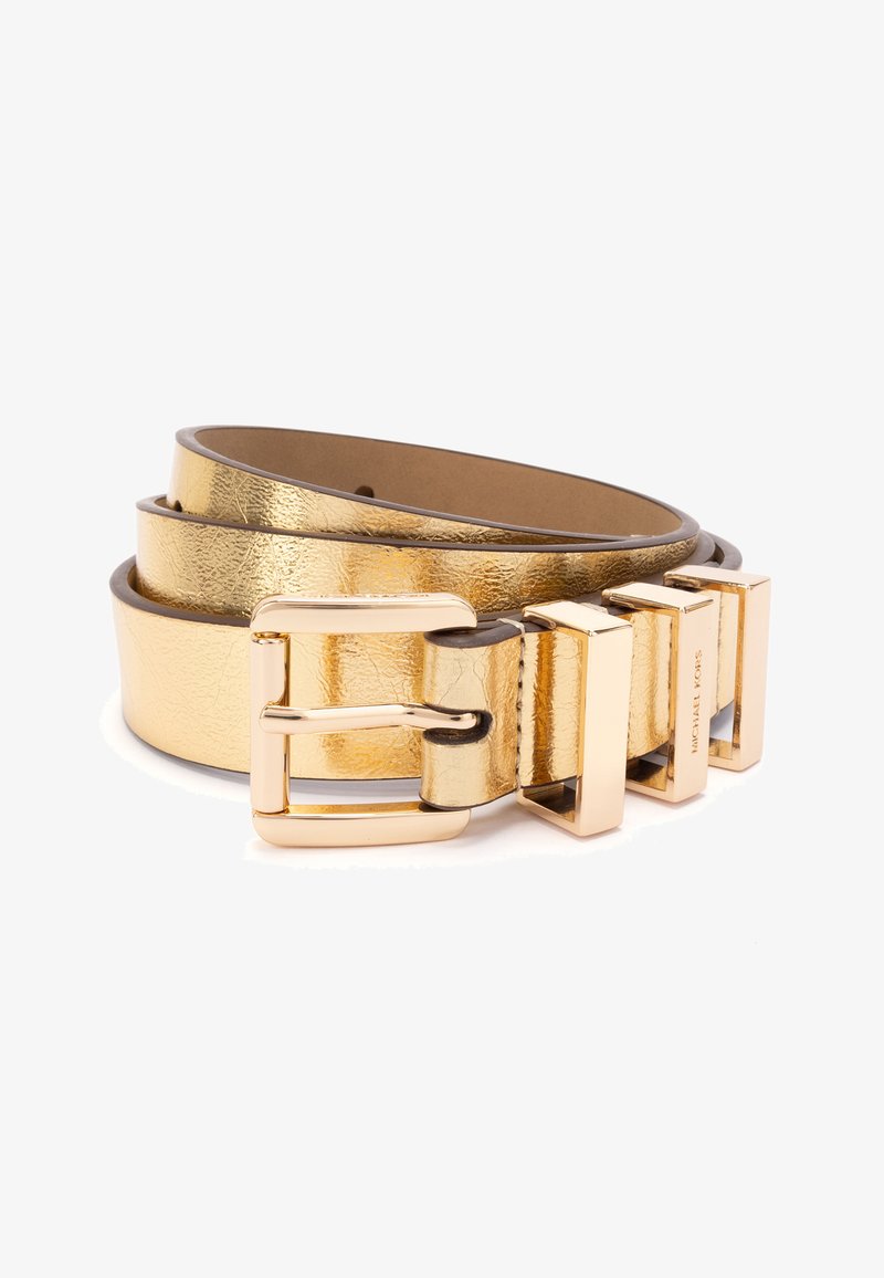 Cinturón de cuero metálico dorado con un acabado texturizado, que presenta una hebilla rectangular en tono dorado y acentos de hardware.