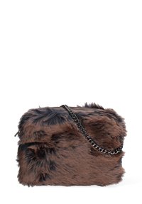 Borsa in pelliccia sintetica nelle tonalità di marrone e nero, con superficie testurizzata, chiusura con cerniera e tracolla in catena argentata.