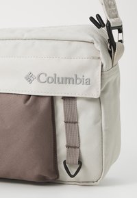 Columbia STREET TRANSIT™ SIDE BAG UNISEX - Skuldertasker - dark stone/iron