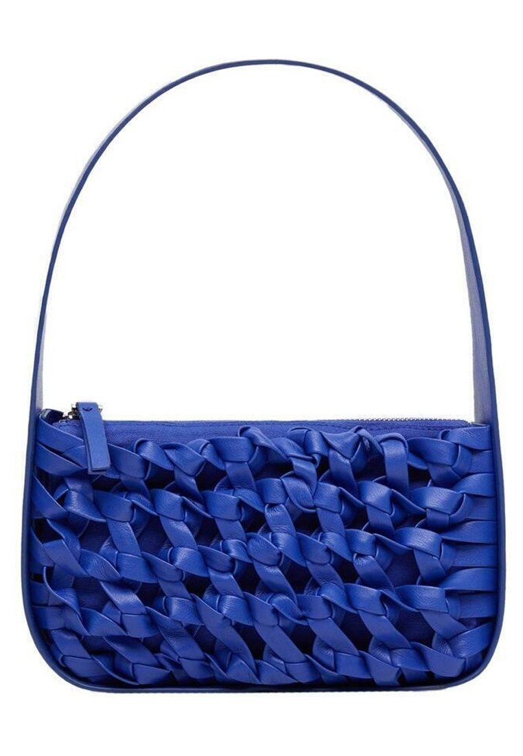 Niebieska, pleciona skórzana torebka o płaskim kształcie, z pojedynczym paskiem na ramię i zamkiem błyskawicznym. Charakteryzuje się teksturowanym, plecionym wzorem materiału.