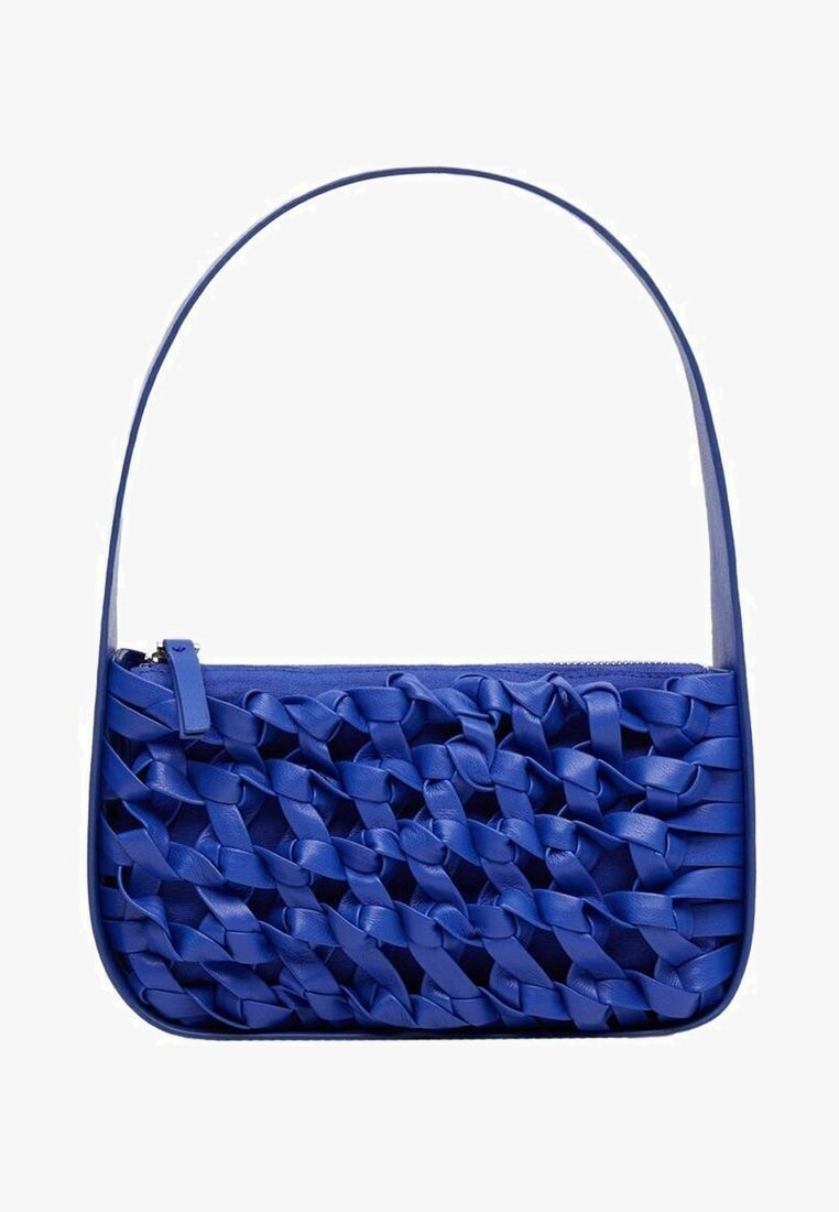 Niebieska, pleciona skórzana torebka o płaskim kształcie, z pojedynczym paskiem na ramię i zamkiem błyskawicznym. Charakteryzuje się teksturowanym, plecionym wzorem materiału.