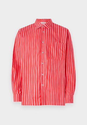 Červená košeľa s dlhými rukávmi a bielymi vertikálnymi prúžkami, s špicatým golierom, zapínaním na gombíky a náprsníkovou vreckom. Hladký textilný povrch.