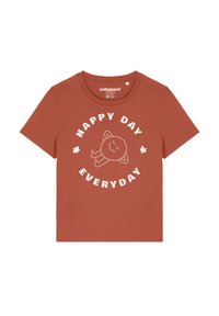 Roestkleurig T-shirt met een ronde halslijn en korte mouwen, met witte tekst "HAPPY DAY EVERYDAY" en een cartoon zonafbeelding.