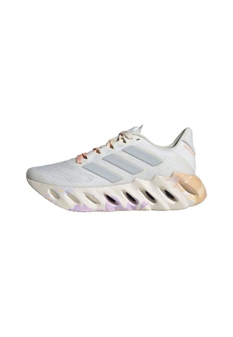 Scarpa atletica bianca con tre strisce grigie, tomaia in rete texturizzata e suola multi-colore ammortizzata con ritagli.