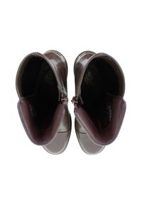 Botas de tobillo de cuero marrón con textura suave, cierre de cremallera y punta redondeada. Interior forrado con material suave, con sutiles detalles de logo.