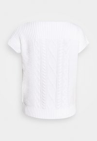 Vit off-shoulder stickad topp med korta ärmar, ribbad halsringning och strukturerade kabelmönster över hela plagget.