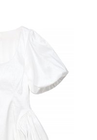 Valge puff-sleeve kleit, mis on valmistatud siledast kangast, ümara kaelusega ja kogutud detailidega vööl. Pehme tekstuur, istuv bodice.