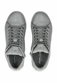 Graue Leder High-Top Sneakers mit strukturierten Schnürsenkeln, gepolstertem Schaft, metallischen Akzenten und weißer Gummisohle. Logo innen aufgedruckt.