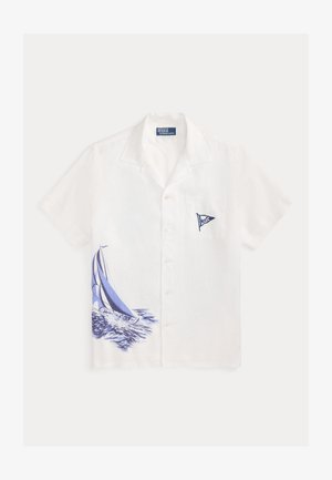 Chemise blanche à manches courtes avec col, motif bateau à voile bleu en bas à gauche et petit emblème bleu de drapeau sur la poche poitrine.