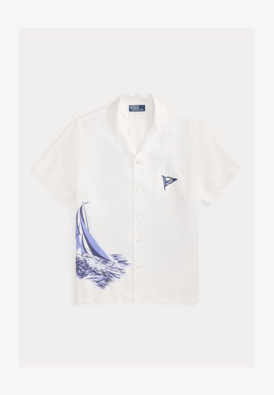 Chemise blanche à manches courtes avec col, motif bateau à voile bleu en bas à gauche et petit emblème bleu de drapeau sur la poche poitrine.