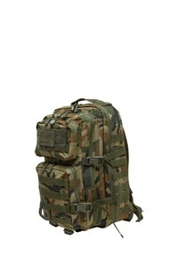 Korpus zivju mugursoma ar vairākiem nodalījumiem, izgatavota no izturīga auduma, ar dažādiem zaļiem un brūniem rakstiem, regulējamiem siksnām un piederumiem.