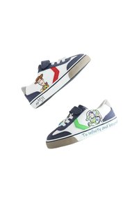 Fehér és tengerészkék sportcipők, amelyeken Woody és Buzz Lightyear rajzfilmszerű képei láthatók, a "A végtelenbe és tovább!" felirattal az oldalukon. Tépszáras záródás.