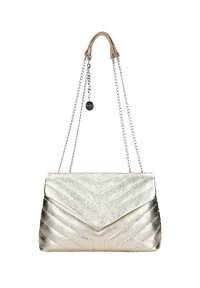 Borsa a tracolla metallica argento con texture a chevron, tracolla a catena e dettagli in pelle. Chiusura a patta, forma rettangolare e charm con logo incluso.