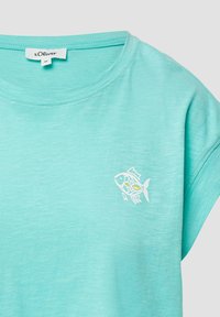 Licht turquoise kortemouw t-shirt met witte en gele visgrafiek op de borst en "s.Oliver" label bij de hals.