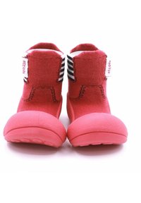 Botas de tela rojas con suela de goma suave, que cuentan con una punta reforzada y acentos a rayas en blanco y negro a los lados. Marca en el talón.