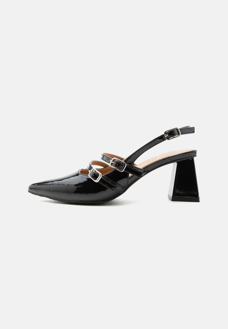 Μαύρες γόβες slingback από δέρμα βινυλίου με δύο εμπρόσθιες λουρίδες με αγκράφες και χοντρό, φουσκωτό τακούνι 6 εκατοστών σε απλό ανοιχτό φόντο.