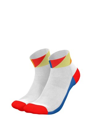 Paar weiße Knöchelsocken mit roten Zehen, blauen Fersen und gelb-roten geometrischen Mustern um die Bündchen.