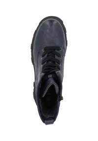 Botín de cuero azul oscuro con cordones negros, cuello acolchado y un cierre lateral. Suela robusta con superficie texturizada para mayor agarre.