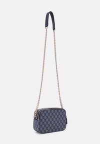 Crossbody taske med et mørkeblåt ternet mønster, guld kædestrop, lynlåse og et glat syntetisk materiale. Kompakt rektangulær design.