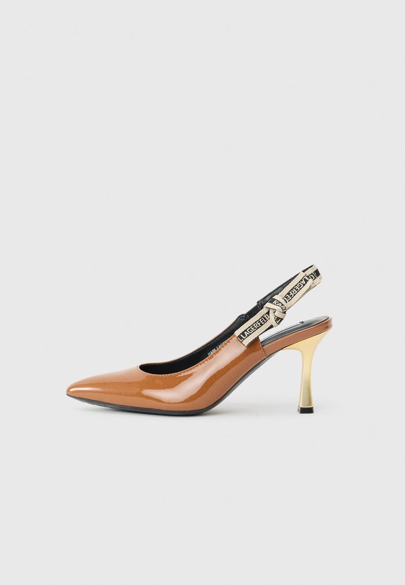 Pumps slingback in pelle patinata marrone, punta affusolata, tacco sottile dorato, interno nero, cinturino in tessuto con dettaglio del logo sul retro.