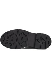 Zwarte rubberen schoenzool met een robuust loopvlakpatroon. Kenmerkt zich door hexagonale vormen en groeven voor grip, ontworpen voor duurzaamheid en grip.