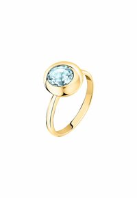 Anello in oro con una fascia liscia e una pietra preziosa rotonda di un blu chiaro, tagliata a faccette e incastonata in una bezza circolare. Finitura lucida senza ulteriori decorazioni.