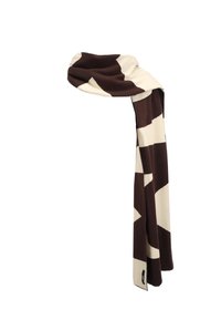 Lång brun och krämfärgad scarf med abstrakt geometriskt mönster, något vriden och hängande vertikalt mot vit bakgrund.