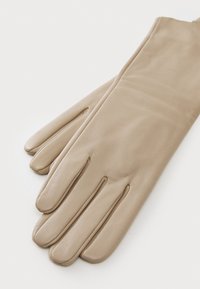 Beige lærhansker med en jevn tekstur, fem fingre og minimalistisk design. Ingen synlig maskinvare eller mønstre.